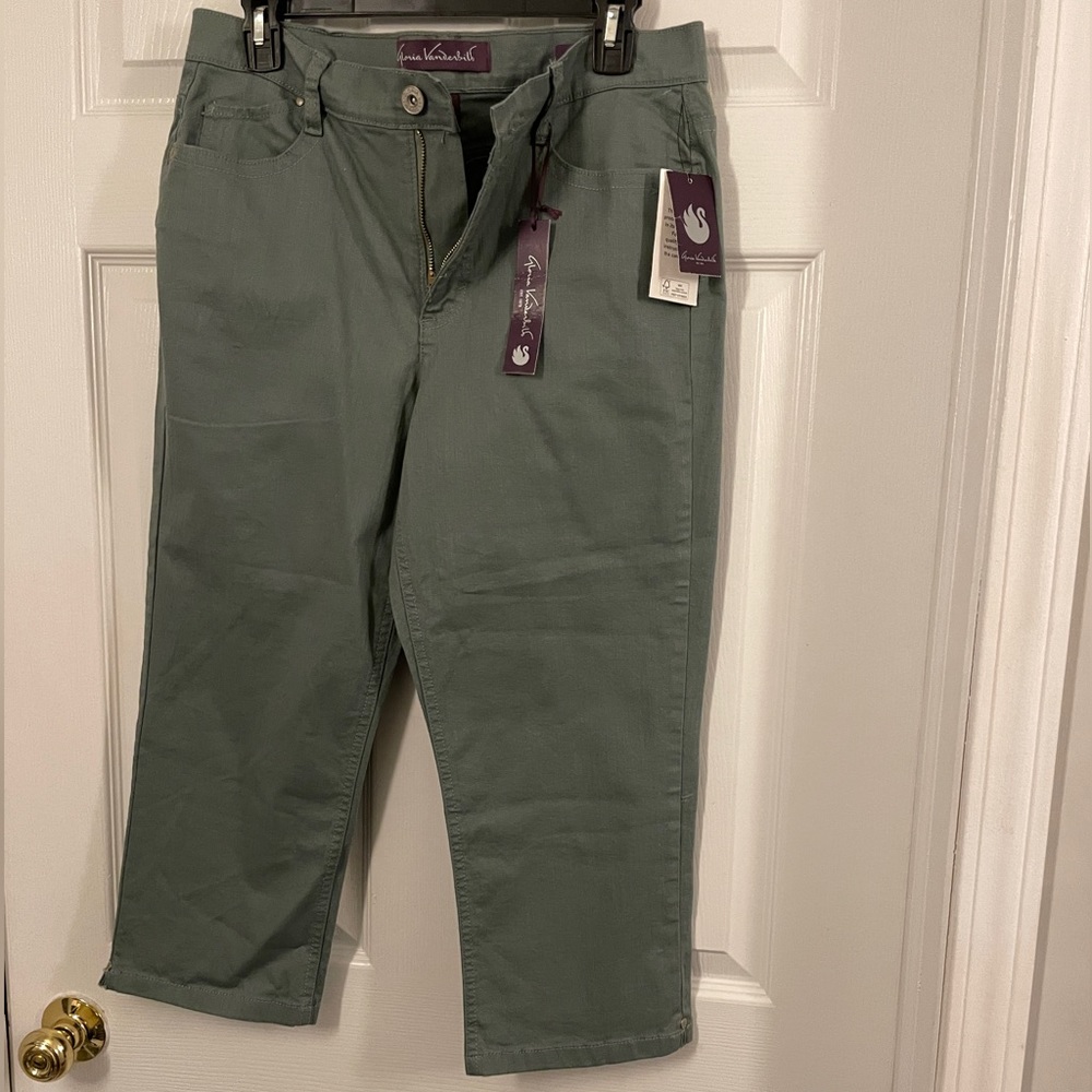 NEW Gloria Vanderbilt Alana Capri Jeans. Green, Size 10.